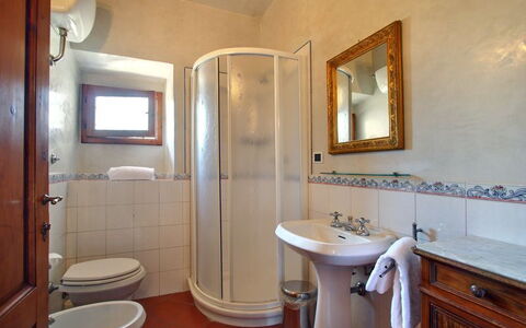 Villa Stolli: Baño, Habitación, Propiedad, Arreglo De Tubería, Edificio, Mueble De Baño, Bienes Raíces, Suelo, Casa, Diseño De Interiores
