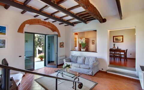 Villa Stolli: Propiedad, Habitación, Edificio, Techo, Diseño De Interiores, Sala, Casa, Mueble, Bienes Raíces, Haz