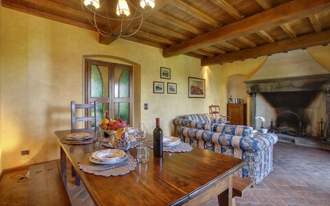 Villa Lucolena: Habitación, Propiedad, Comedor, Edificio, Mueble, Diseño De Interiores, Mesa, Techo, Casa, Bienes Raíces