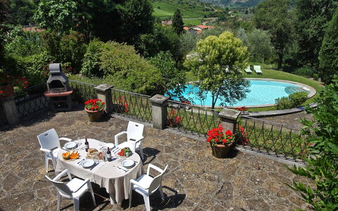 Villa Lucolena: Propiedad, Jardín, Botánica, Patio Interior, Casa, Mesa, Yarda, Vacaciones, Ocio, Paisajismo