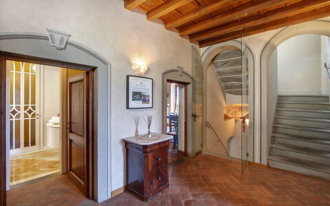 Villa Lucolena: Propiedad, Habitación, Edificio, Techo, Arco, Suelo, Diseño De Interiores, Arquitectura, Bienes Raíces, Casa