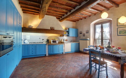 Villa Lucolena: Mostrador, Habitación, Edificio, Propiedad, Cocina, Mueble, Suelo, Techo, Diseño De Interiores, Casa