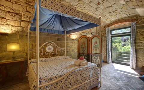 Villa Lucolena: Habitación, Cama, Propiedad, Habitación, Mueble, Edificio, Cama Con Dosel, Diseño De Interiores, Casa, Marco De La Cama