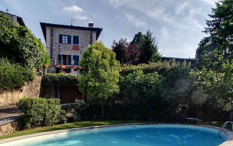 Villa Lucolena: Propiedad, Agua, Casa, Piscina, Bienes Raíces, Casa, Cielo, Ocio, Vacaciones, Barrio Residencial