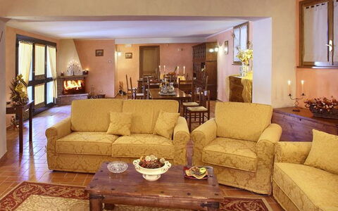 Sughera Villa: Sala, Habitación, Propiedad, Mueble, Diseño De Interiores, Edificio, Suite, Bienes Raíces, Casa, Mesa