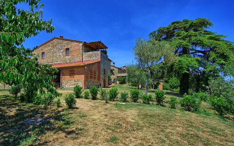 Casa Olivia: Propiedad, Vegetación, Azul, Casa, Bienes Raíces, Paisaje Natural, Casa, Inmuebles, Cielo, Árbol