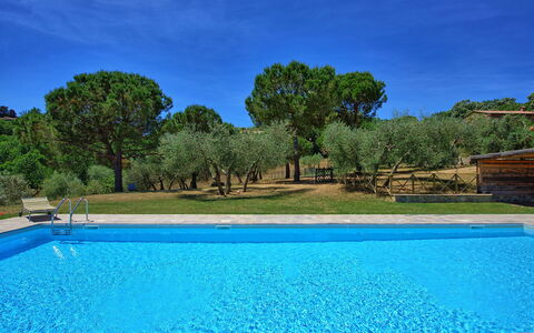 Casa Olivia: Piscina, Propiedad, Bienes Raíces, Paisaje Natural, Inmuebles, Ocio, Agua, Casa, Hierba, Villa