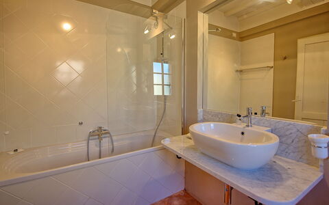 Casa Olivia: Baño, Propiedad, Habitación, Bañera, Grifo, Pared, Diseño De Interiores, Arreglo De Tubería, Loseta, Edificio