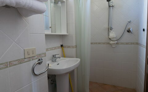 Il Palazzetto: Baño, Propiedad, Habitación, Arreglo De Tubería, Baño, Pared, Asiento Del Baño, Loseta, Arquitectura, Edificio