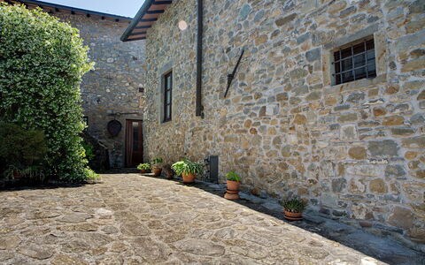 Il Palazzetto: Propiedad, Guijarro, Pared, Pared De Piedra, Casa, Edificio, Patio, Superficie De La Carretera, Arquitectura, Piso