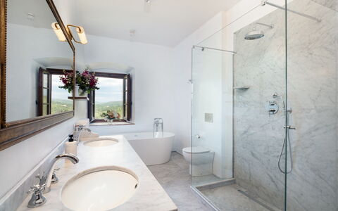 Villa Le Corti: Arreglo De Tubería, Baño, Diseño De Interiores, Grifo, Piso, Techo, Plomería, Lavabo, Espejo, Lavabo Del Baño