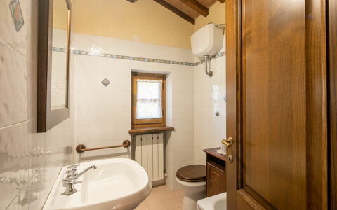 Villa Del Colle: Espejo, Arreglo De Tubería, Grifo, Propiedad, Edificio, Bañera, Lavabo, Baño, Madera, Diseño De Interiores