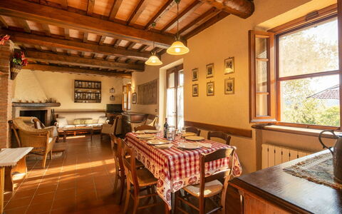 Villa Del Colle: Mesa, Mueble, Propiedad, Ventana, Silla, Madera, Diseño De Interiores, Edificio, Casa, Bienes Raíces
