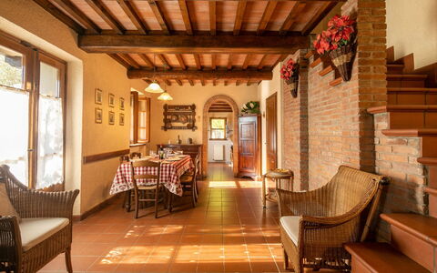 Villa Del Colle: Mueble, Propiedad, Ventana, Edificio, Madera, Silla, Mesa, Diseño De Interiores, Arquitectura, Piso
