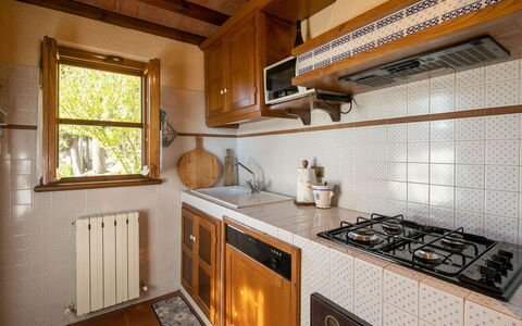 Villa Del Colle: Mostrador, Gabinetes, Propiedad, Aparato De Cocina, Ventana, Estufa De Gas, Cocina, Estufa De Cocina, Edificio, Madera