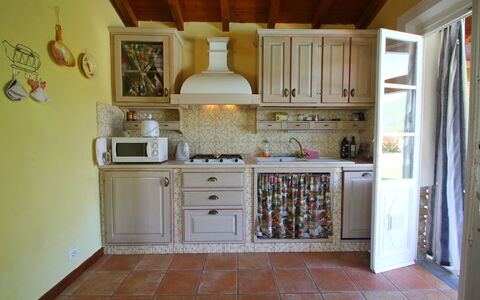 Villa San Rocco: Gabinetes, Mostrador, Madera, Cocina, Diseño De Interiores, Cajón, Aparato De Cocina, Suelo, Electrodoméstico, Manchas De Madera