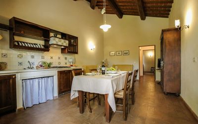 Paulonia: Habitación, Propiedad, Edificio, Mueble, Cocina, Mostrador, Suelo, Diseño De Interiores, Comedor, Madera Dura