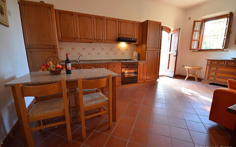Agriturismo Il Gattero: Habitación, Mueble, Propiedad, Edificio, Suelo, Diseño De Interiores, Gabinetes, Casa, Madera Dura, Cocina