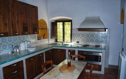 Villa Sieve: Mostrador, Habitación, Cocina, Mueble, Gabinetes, Propiedad, Edificio, Diseño De Interiores, Estufa De Cocina, Casa