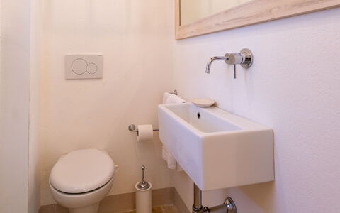 Villa Melinda: Baño, Grifo, Propiedad, Lavabo Del Baño, Arreglo De Tubería, Habitación, Lavabo, Pared, Arquitectura, Baño
