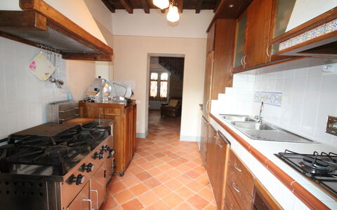 Villa Latera: Propiedad, Habitación, Edificio, Cocina, Mostrador, Casa, Mueble, Suelo, Bienes Raíces, Casa