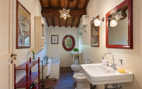 La Forra: Espejo, Grifo, Propiedad, Lavabo, Marco, Arreglo De Tubería, Lavabo Del Baño, Edificio, Baño, Púrpura