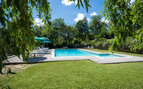 Podere Schignano: Cielo, Planta, Nube, Agua, Piscina, Sombra, El Terreno Del Lote, Arecales, Condominio, Árbol