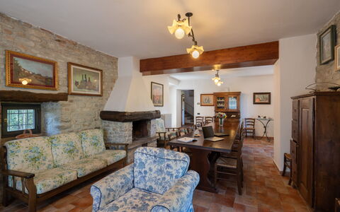 Podere Schignano: Marco, Mesa, Propiedad, Sofá, Mueble, Azur, Madera, Sala, Diseño De Interiores, Silla
