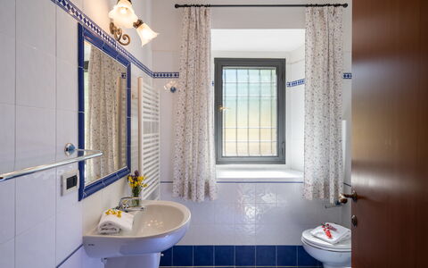 Podere Schignano: Grifo, Espejo, Arreglo De Tubería, Lavabo, Propiedad, Lavabo Del Baño, Púrpura, Azur, Baño, Diseño De Interiores