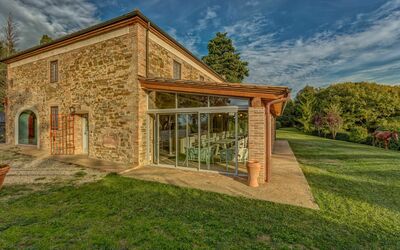 Montaione: Propiedad, Casa, Casa, Edificio, Bienes Raíces, Inmuebles, Cielo, Hierba, Arquitectura, Árbol