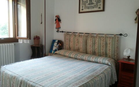 Appartamento Porretta Terme: Habitación, Cama, Mueble, Habitación, Sábana, Propiedad, Lecho, Colchón, Marco De La Cama, Suelo