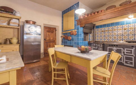 Villa Paola: Habitación, Propiedad, Mueble, Edificio, Diseño De Interiores, Suelo, Mesa, Bienes Raíces, Techo, Gabinetes