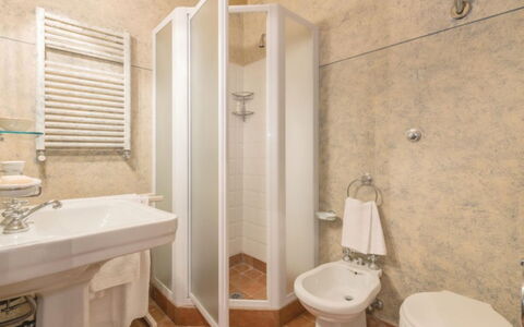 Villa Paola: Baño, Propiedad, Habitación, Pared, Baño, Arreglo De Tubería, Diseño De Interiores, Loseta, Suelo, Accesorio De Baño