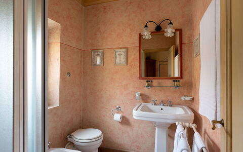 Villa Paola: Lavabo Del Baño, Baño, Arreglo De Tubería, Pared, Lavabo, Diseño De Interiores, Grifo, Piso, Plomería, Suelo