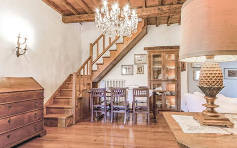 La Casetta: Habitación, Propiedad, Diseño De Interiores, Techo, Escalera, Mueble, Edificio, Suelos De Madera, Candelabro, Encendiendo
