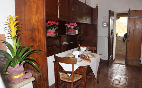 Borgo Santinovo: Habitación, Propiedad, Mueble, Edificio, Diseño De Interiores, Casa, Gabinetes, Madera Dura, Cocina, Suelo