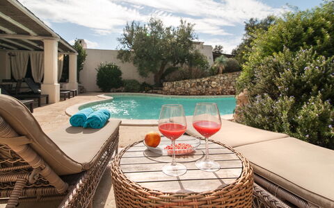Salento Luxury Retreat: Agua, Nube, Cielo, Propiedad, Vajilla, Planta, Azur, Piscina, Mueble Para Exteriores, Silla