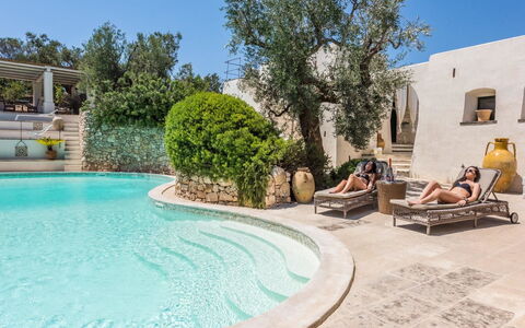 Salento Luxury Retreat: Agua, Cielo, Planta, Azur, Piscina, Mueble Para Exteriores, Árbol, Ocio, Bienes Raíces, Paisaje
