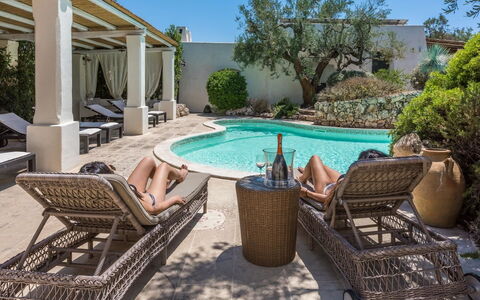 Salento Luxury Retreat: Agua, Planta, Piscina, Azur, Cielo, Mueble Para Exteriores, Diseño De Interiores, Ocio, Árbol, Barrio Residencial