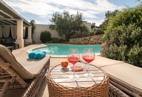 Salento Luxury Retreat: Agua, Nube, Cielo, Propiedad, Vajilla, Planta, Azur, Piscina, Mueble Para Exteriores, Silla