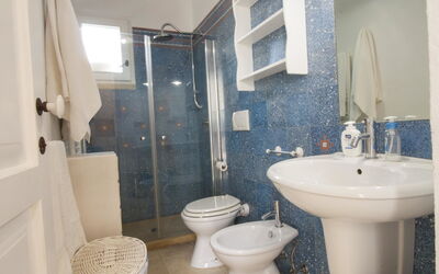 Studio: Arreglo De Tubería, Propiedad, Grifo, Lavabo, Lavabo Del Baño, Asiento Del Baño, Baño, Púrpura, Baño, Azul