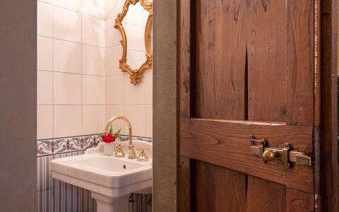 Villa La Terrazza: Baño, Habitación, Propiedad, Grifo, Loseta, Pared, Diseño De Interiores, Suelo, Arreglo De Tubería, Casa