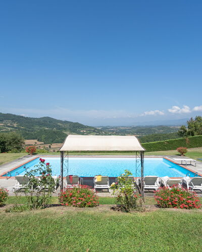 Villa La Terrazza: Paisaje Natural, Piscina, Propiedad, Los Recursos Hídricos, Cielo, Casa, Hill Station, Hierba, Vacaciones, El Terreno Del Lote