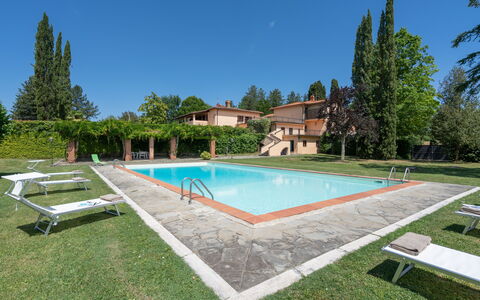 Villa Santa Maria: Piscina, Propiedad, Casa, Bienes Raíces, Edificio, Inmuebles, Hierba, Barrio Residencial, Ocio, Arquitectura