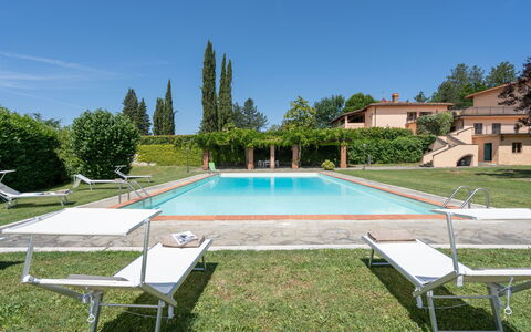 Villa Santa Maria: Piscina, Propiedad, Hierba, Bienes Raíces, Casa, Inmuebles, Edificio, Barrio Residencial, Ocio, Villa