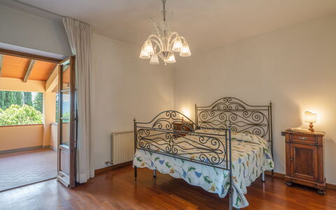 Villa Santa Maria: Habitación, Cama, Mueble, Habitación, Propiedad, Marco De La Cama, Suelo, Techo, Sábana, Diseño De Interiores