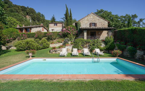 Villa San Lorenzo: Piscina, Propiedad, Casa, Bienes Raíces, Hierba, Inmuebles, Edificio, Casa, Barrio Residencial, Villa