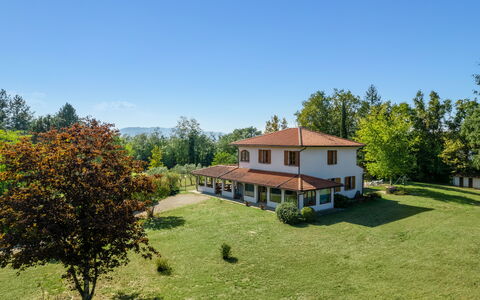 Villa Cinzia: Cielo, Planta, Propiedad, Edificio, Ventana, Árbol, Entorno Natural, Paisaje Natural, Casa, El Terreno Del Lote