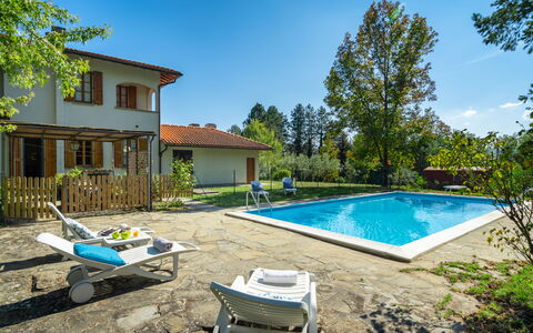 Villa Cinzia: Agua, Planta, Edificio, Propiedad, Cielo, Ventana, Piscina, Árbol, Azur, Sombra