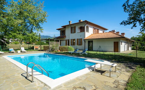 Villa Cinzia: Cielo, Agua, Planta, Edificio, Propiedad, Ventana, Piscina, Árbol, Azur, Casa